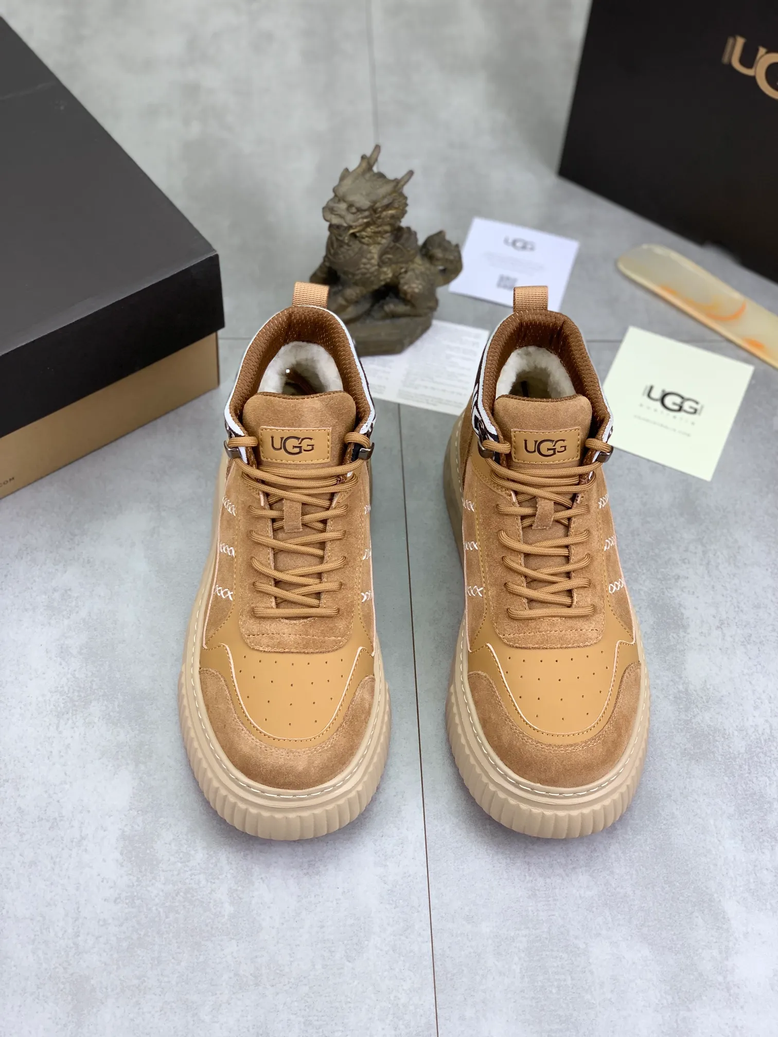 Men's shoes 💰P640 [New style] 💰 🆘 "Real wool" [UGG] 👉The popular men's shoes are synchronized with the official website 🔰The quality of the genuine products [satisfied] is not comparable to the imitations in the general market 🌀The upper is imported Italian frosted cowhide, and the lining is: foot pad 🅰️ grade 🐑Real wool👻Only Grade A can show the effect The hand feels smooth and delicate 🔱The shoe shape is grand, only genuine manufacturers can do it 🎄The perfect toughness of the original outsole 👻⬛️ can allow customers to bid farewell to one-time consumption. Real wool lining, super warm. Brown and gray available. Size: 39-44